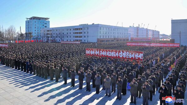 Civili i pripadnici vojske na zajedničkom mitingu proslavljaju nuklearni progres Severne Koreje - Sputnik Srbija