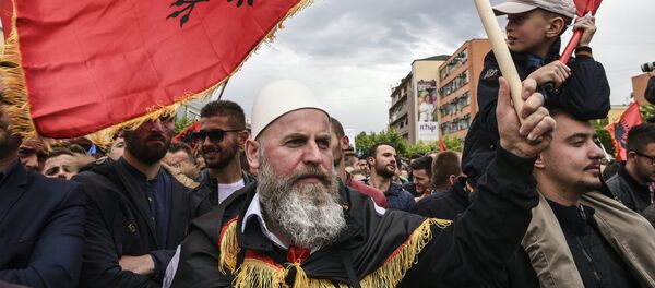 Албанци са заставама Албаније у Приштини Албанци са заставама Албаније у Приштини - Sputnik Србија