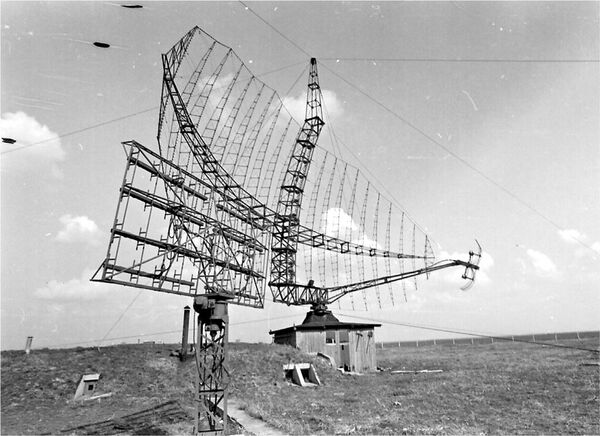 Radar P-14 u Kačarevu — antena je na izgrađenom tornju, a ostatak aparature u objektu pod zemljom. Radar P-14 u Kačarevu — antena je na izgrađenom tornju, a ostatak aparature u objektu pod zemljom. - Sputnik Srbija