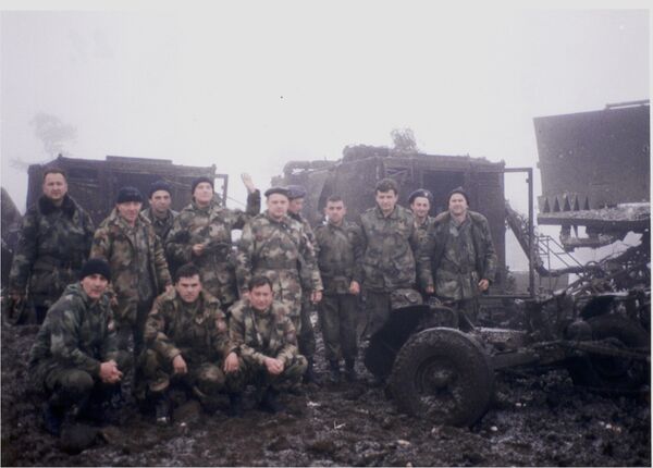 Komandir čete, kapetan Siniša Drakul sa svojim nepokolebljivim starešinama neposredno posle NATO dejstva na Torniku, 3. april 1999. godine. Komandir čete, kapetan Siniša Drakul sa svojim nepokolebljivim starešinama neposredno posle NATO dejstva na Torniku, 3. april 1999. godine. - Sputnik Srbija