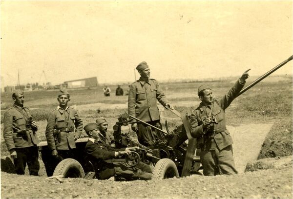 Zemun, 29. april 1945. godine — budući radarac Nikola Samardžić, drugi sleva, u sastavu LPA baterije. Zemun, 29. april 1945. godine — budući radarac Nikola Samardžić, drugi sleva, u sastavu LPA baterije. - Sputnik Srbija