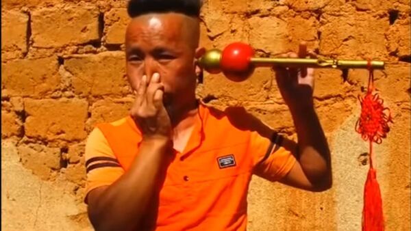 Kinez Zang Džijiang svira frulu kroz uši. - Sputnik Srbija