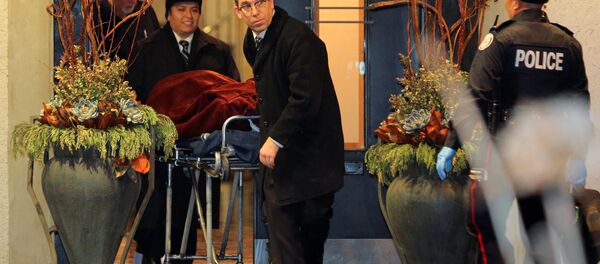 Полиција износи тело канадског милијардера Берија Шермана. - Sputnik Србија