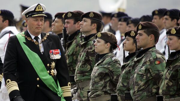 Norveški kralj Harald ispred počasne garde vojske Portugalije u Lisabonu 27. maja 2008. - Sputnik Srbija