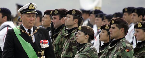 Norveški kralj Harald ispred počasne garde vojske Portugalije u Lisabonu 27. maja 2008. - Sputnik Srbija