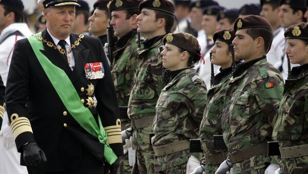 Норвешки краљ Харалд испред почасне гарде војске Португалије у Лисабону 27. маја 2008. - Sputnik Србија