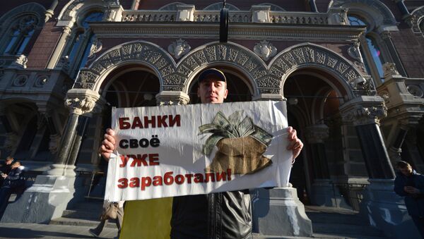 Učesnik akcije Monetarna pobuna ispred zgrade Narodne banke Ukrajine u Kijevu - Sputnik Srbija