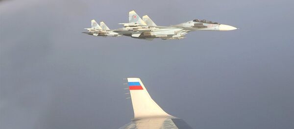 Авион руског председника Владимира Путина у пратњи ловца Су-30 Авион руског председника Владимира Путина у пратњи ловца Су-30 - Sputnik Србија