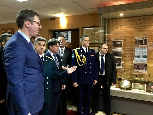 Александар Вучић са члановима хора Александров - Sputnik Србија