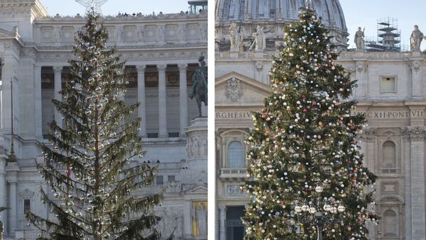 Новогодишње јелке на Тргу Венеција у Риму и у Ватикану. Јелка на Тргу Венеција остала је без својих иглица, док јелка у Ватикану изгледа здраво - Sputnik Србија