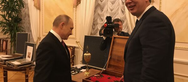 Путин и Вучић разменили поклоне - Sputnik Србија