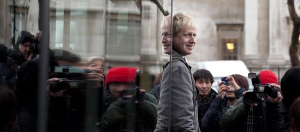 Бивши градоначелник Лондона и актуелни министар спољних послова Велике Британије Борис Џонсон излази из аутобуса у Лондону Бивши градоначелник Лондона и актуелни министар спољних послова Велике Британије Борис Џонсон излази из аутобуса у Лондону - Sputnik Србија