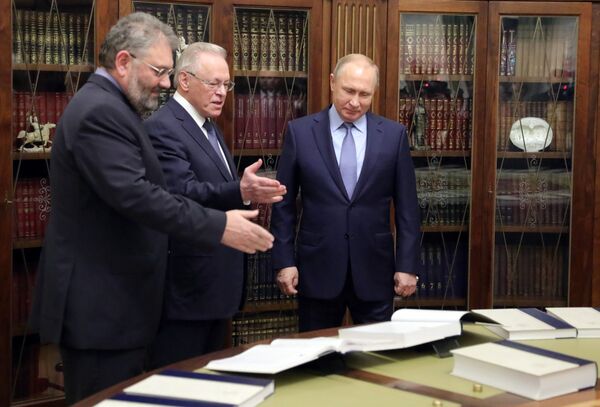 Академик Сергеј Кравец, академик Јуриј Осипов и председник Русије Владимир Путин  - Sputnik Србија