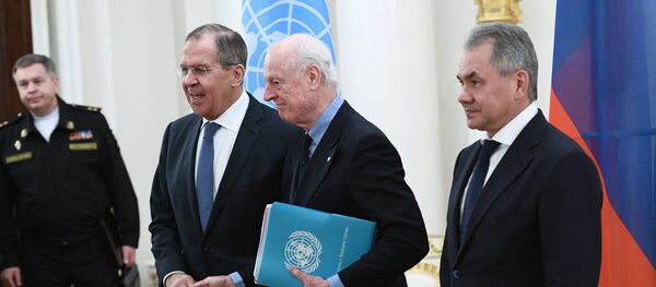 Ministar spoljnih poslova Rusije Sergej Lavrov, specijalni izaslanik UN za Siriju Stafan de Mistura i ministar odbrane Sergej Šojgu Ministar spoljnih poslova Rusije Sergej Lavrov, specijalni izaslanik UN za Siriju Stafan de Mistura i ministar odbrane Sergej Šojgu - Sputnik Srbija
