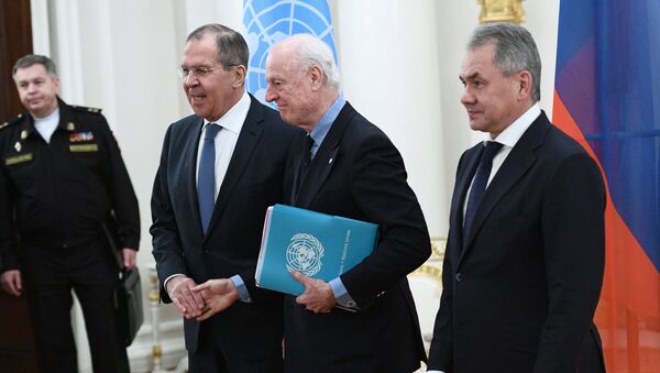Ministar spoljnih poslova Rusije Sergej Lavrov, specijalni izaslanik UN za Siriju Stafan de Mistura i ministar odbrane Sergej Šojgu - Sputnik Srbija