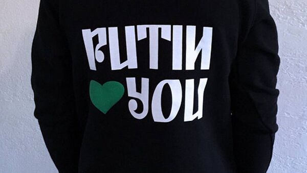 Majica iz novogodišnje kolekcije američkog diznajera „Putin te voli” - Sputnik Srbija