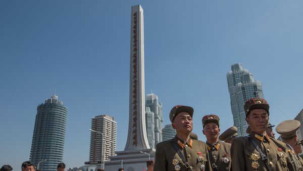 Vojnici severnokorejske vojske na ceremoniji otvaranja novog stambenog kompleksa u Pjongjangu - Sputnik Srbija