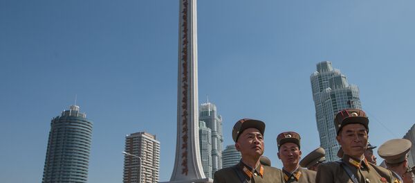 Војници севернокорејске војске на церемонији отварања новог стамбеног комплекса у Пјонгјангу - Sputnik Србија