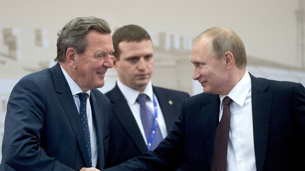 Бивши немачки канцелар Герхард Шредер и председник Русије Владимир Путин на 20. Петербуршком економском форуму - Sputnik Србија
