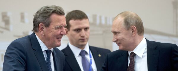 Бивши немачки канцелар Герхард Шредер и председник Русије Владимир Путин на 20. Петербуршком економском форуму - Sputnik Србија