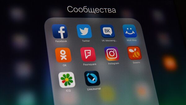 Ikone društvenih mreža na ekranu smartfona - Sputnik Srbija