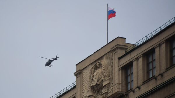 Helikopter leti iznad zgrade Državne dume Rusije - Sputnik Srbija