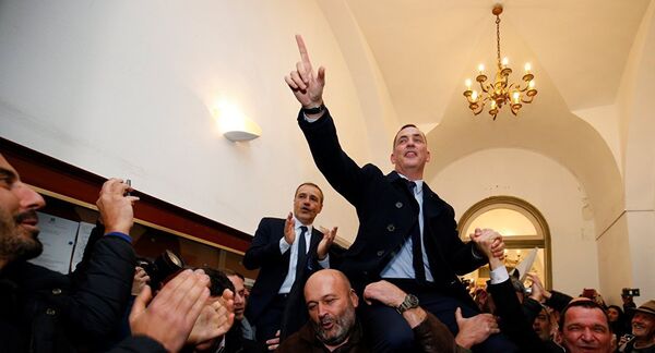 Korzikanci su vekovima ljubomorno čuvali svoj nacionalni identitet. U etnogenezi stanovnika učestvovali su Grci, Goti, Franci, Langobardi, Arapi i Italijani. Jezik ostrvljana je sličan toskanskom narečju italijanskog jezika, što ih čini bližim Italijanima nego Francuzima. Korzikanci su vekovima ljubomorno čuvali svoj nacionalni identitet. U etnogenezi stanovnika učestvovali su Grci, Goti, Franci, Langobardi, Arapi i Italijani. Jezik ostrvljana je sličan toskanskom narečju italijanskog jezika, što ih čini bližim Italijanima nego Francuzima. - Sputnik Srbija