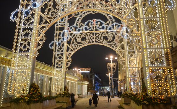 Празници нам стижу! Москва у пуном сјају од новогодишњег осветљења - Sputnik Србија