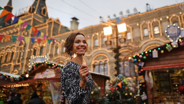 Празници нам стижу! Москва у пуном сјају од новогодишњег осветљења - Sputnik Србија