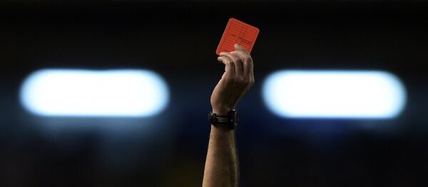 Аргентински фудбалски судија Дијего Абал показује црвени картон - Sputnik Србија