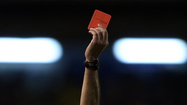 Argentinski fudbalski sudija Dijego Abal pokazuje crveni karton - Sputnik Srbija