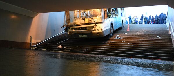 Аутобус се зарио у подезмни у Москви - Sputnik Србија