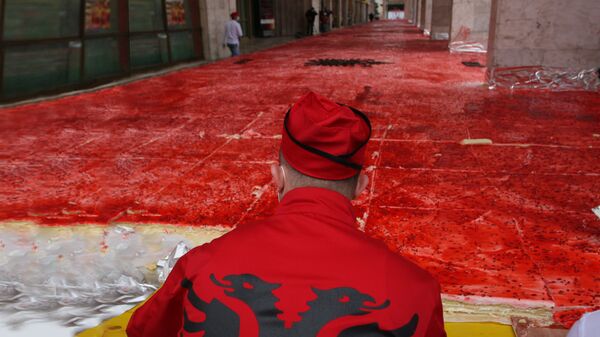 Човек са албанском заставом - архивска фотографија. - Sputnik Србија
