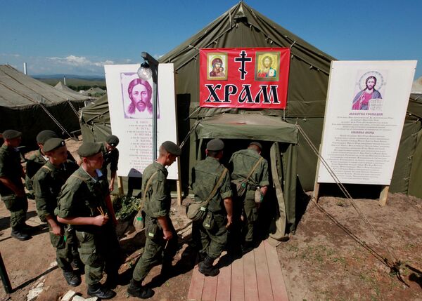 Руски падобранци су измислили прављење мобилне цркве. Када иду у далеке походе, на пример на север, на Арктик, падобранци и свештеници носе са собом црквене утвари ― иконе и остале ствари потребне за богослужење. Када се нађу на ледини, они подижу шаторе и претварају их у храмове. Руски падобранци су измислили прављење мобилне цркве. Када иду у далеке походе, на пример на север, на Арктик, падобранци и свештеници носе са собом црквене утвари ― иконе и остале ствари потребне за богослужење. Када се нађу на ледини, они подижу шаторе и претварају их у храмове. - Sputnik Србија