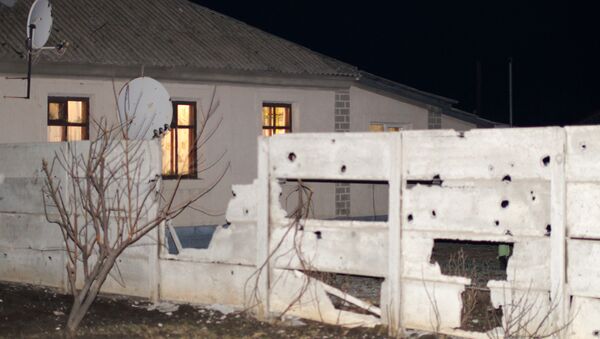 Кућа уништена у гранатирању града Стаханов у Луганској области - Sputnik Србија