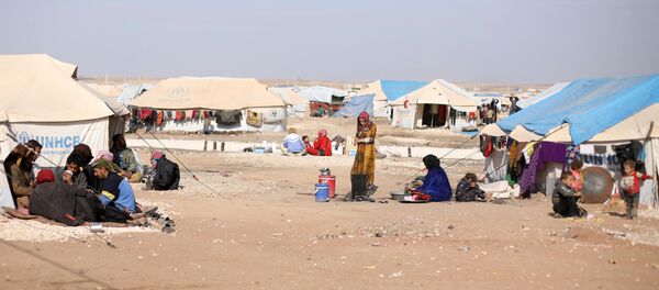 Интерно расељена лица побегла из Дејр ел Зора у избегличком кампу Хасаках у Сирији - Sputnik Србија