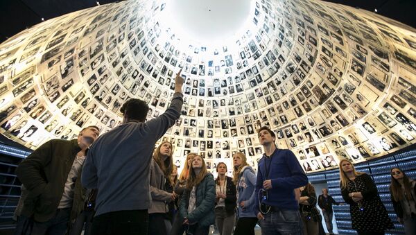 Students from Germany visit the Hall of Names at Yad Vashem's Holocaust History Museum in Jerusalem - Sputnik Srbija