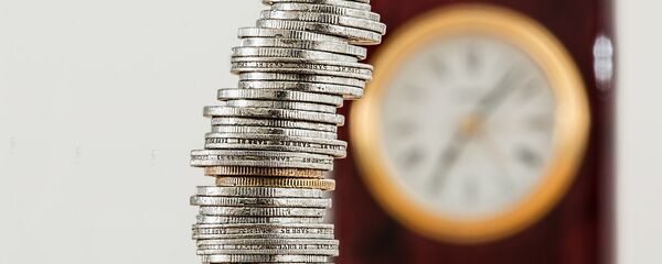 Novac i sat koji otkucava - Sputnik Srbija