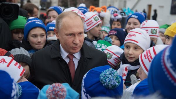 Vladimir Putin sa decom ispred Kremlja - Sputnik Srbija
