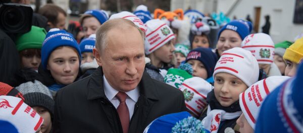 Владимир Путин са децом испред Кремља - Sputnik Србија