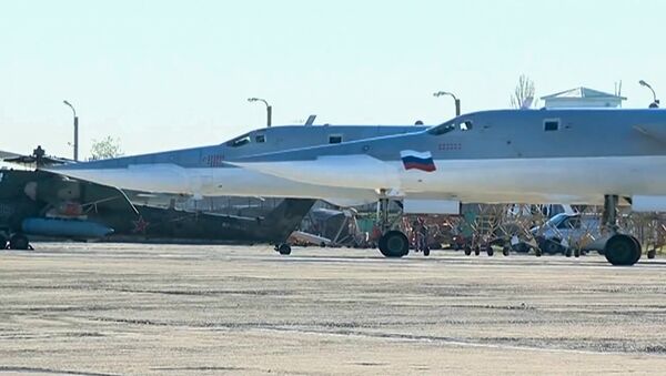 Bombarderi Tu-22M3 ruskog vazduhoplovstva pre poletanja u napad na teroriste u Abu Kemalu - Sputnik Srbija