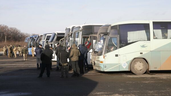 Pripadnici ukrajinskih oružanih snaga pored autobusa kojima se prevoze zarobljenici u blizini mesta za razmenu u Donjecku - Sputnik Srbija