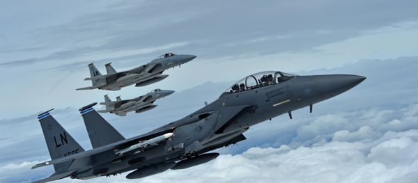 Формација америчких војних авиона Ф-15 на аеро-митингу у Ферфорду Формација америчких војних авиона Ф-15 на аеро-митингу у Ферфорду - Sputnik Србија