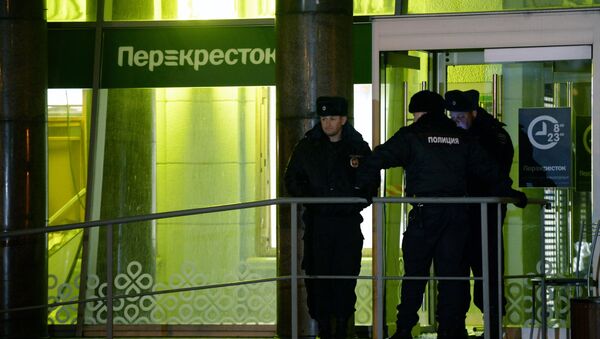 Policajci na mestu eksplozije u prodavnici u Sankt Peterburgu - Sputnik Srbija