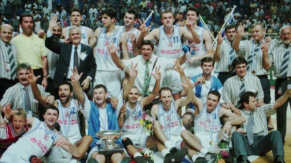 Reprezentacija SRJ sa peharom proslavlja zlatnu medalju na Evropskom prvenstvu u Atini, 2. jula 1995. - Sputnik Srbija
