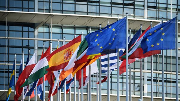 Zastave ispred zgrade Evropskog parlamenta u Strazburu. - Sputnik Srbija