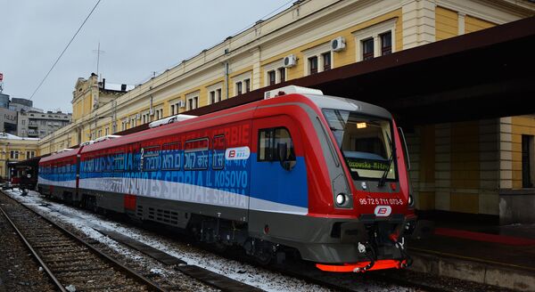 Воз који је ујутру из Београда кренуо за Косовску Митровицу, а заустављен је после подне у Рашкој. Воз који је ујутру из Београда кренуо за Косовску Митровицу, а заустављен је после подне у Рашкој. - Sputnik Србија