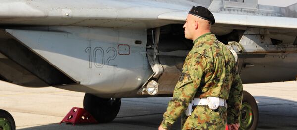 Srpski vojnik pored miga 29 na aerodromu Batajnica. - Sputnik Srbija