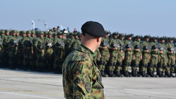 Српска војска супер војника постројена на аеродрому у Батајници. - Sputnik Србија