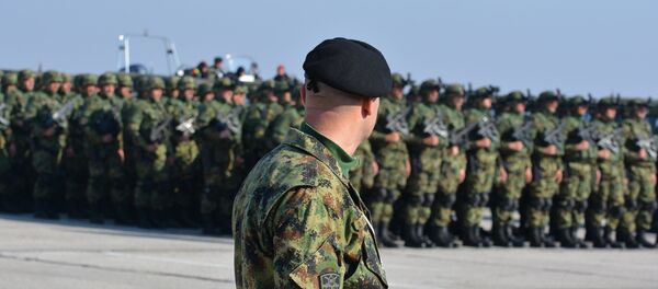 Српска војска супер војника постројена на аеродрому у Батајници. Српска војска супер војника постројена на аеродрому у Батајници. - Sputnik Србија